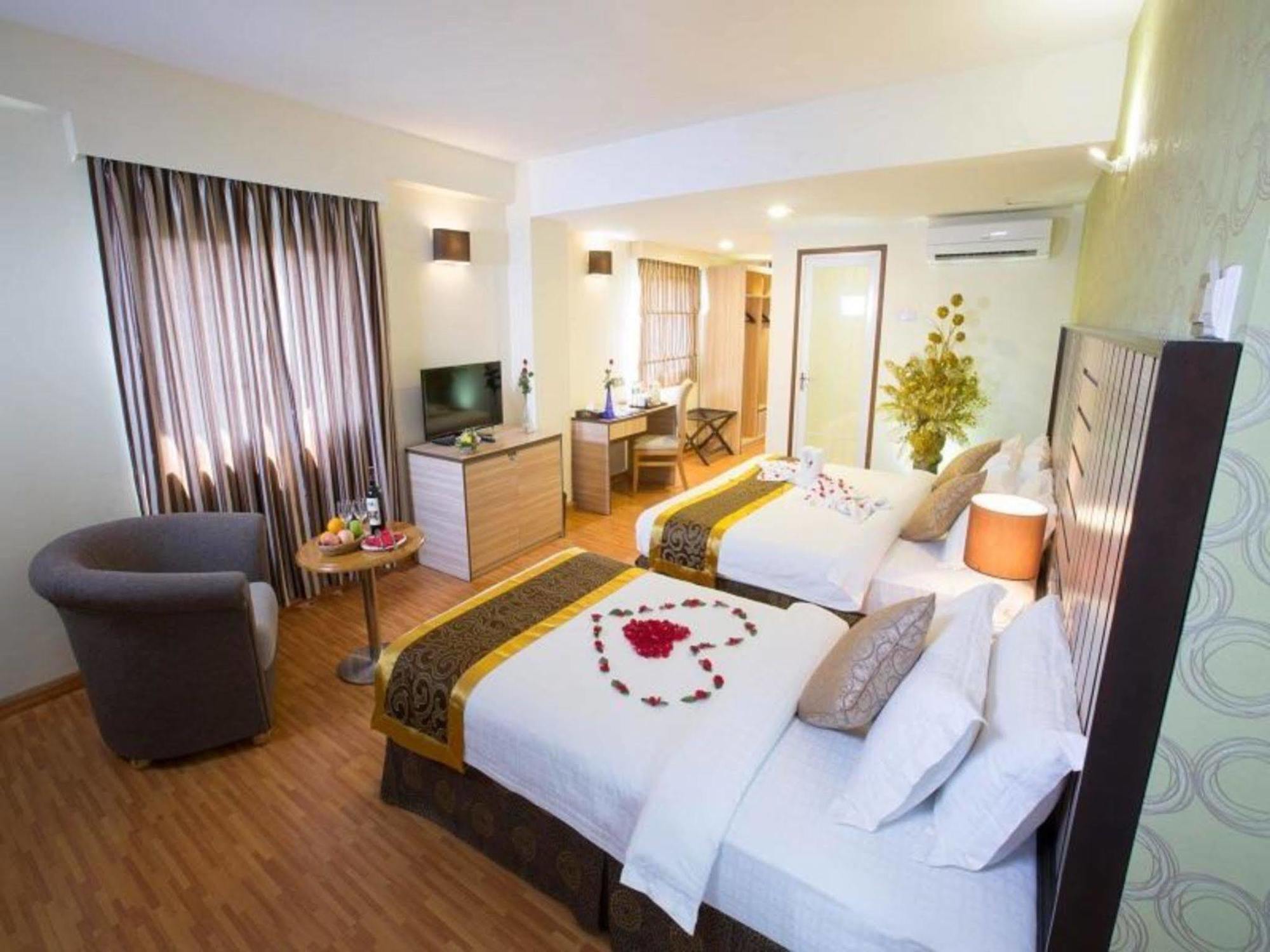Uptown Hotel Янгон Екстер'єр фото