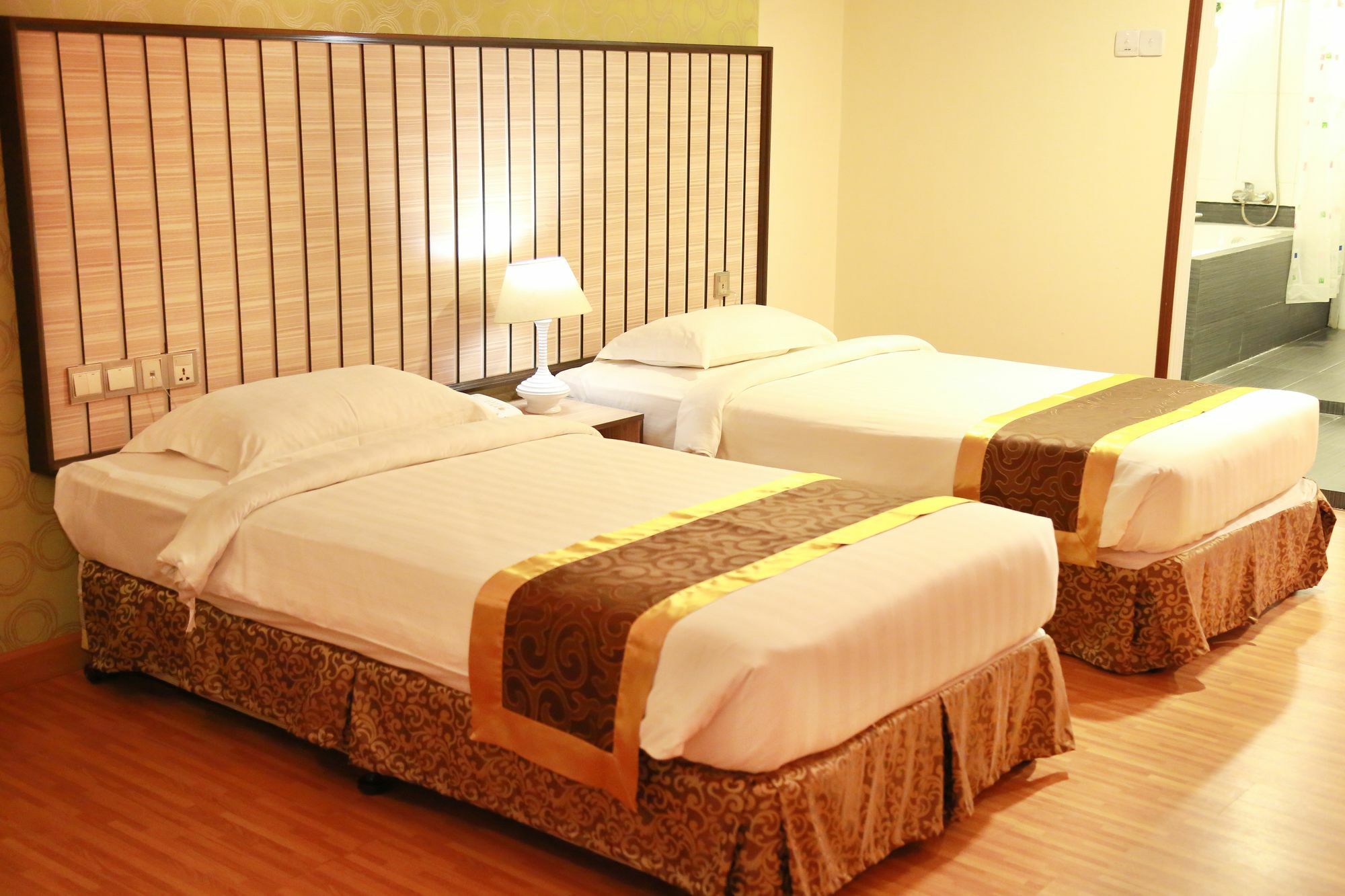 Uptown Hotel Янгон Екстер'єр фото