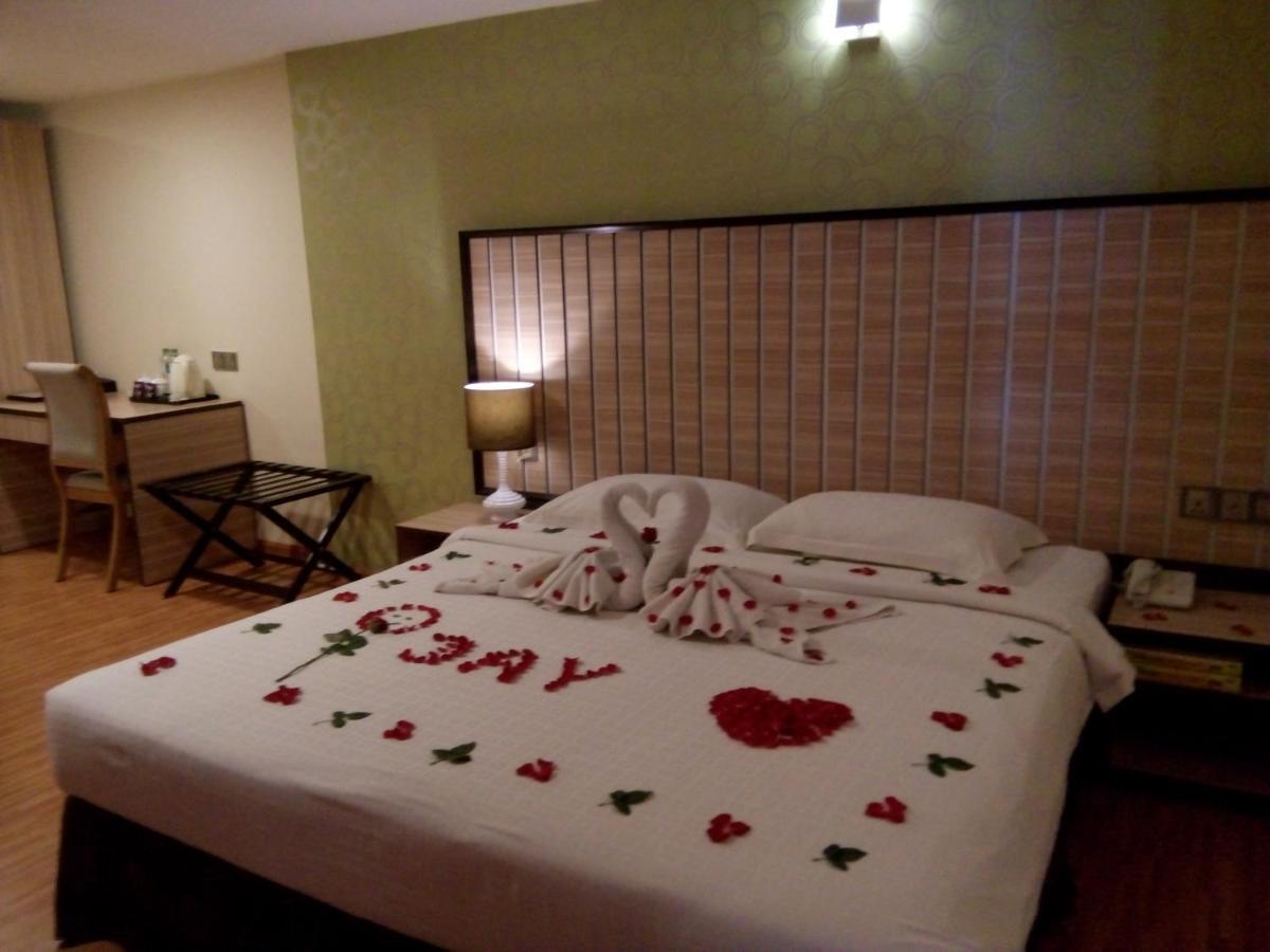 Uptown Hotel Янгон Екстер'єр фото